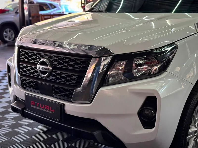 Nissan Frontier Branco