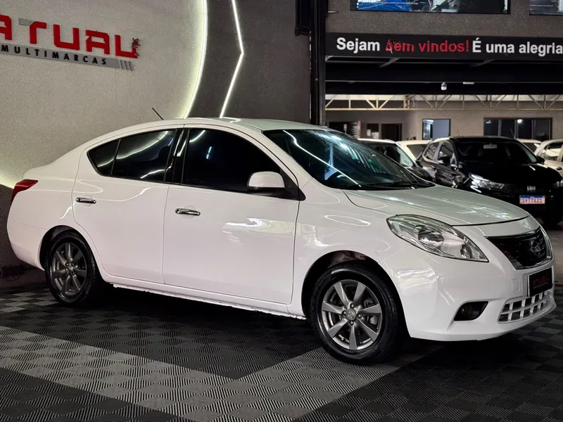 Nissan Versa Branco