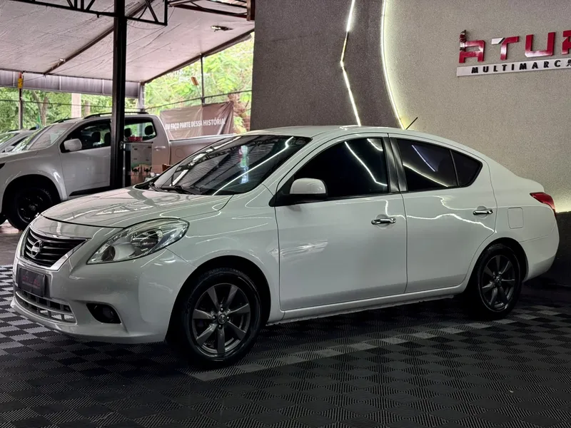 Nissan Versa Branco