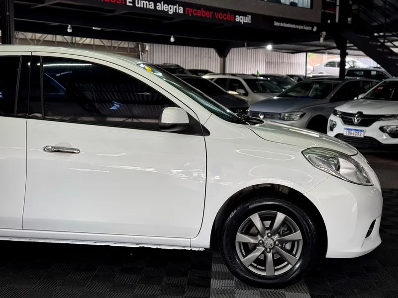 Nissan Versa Branco