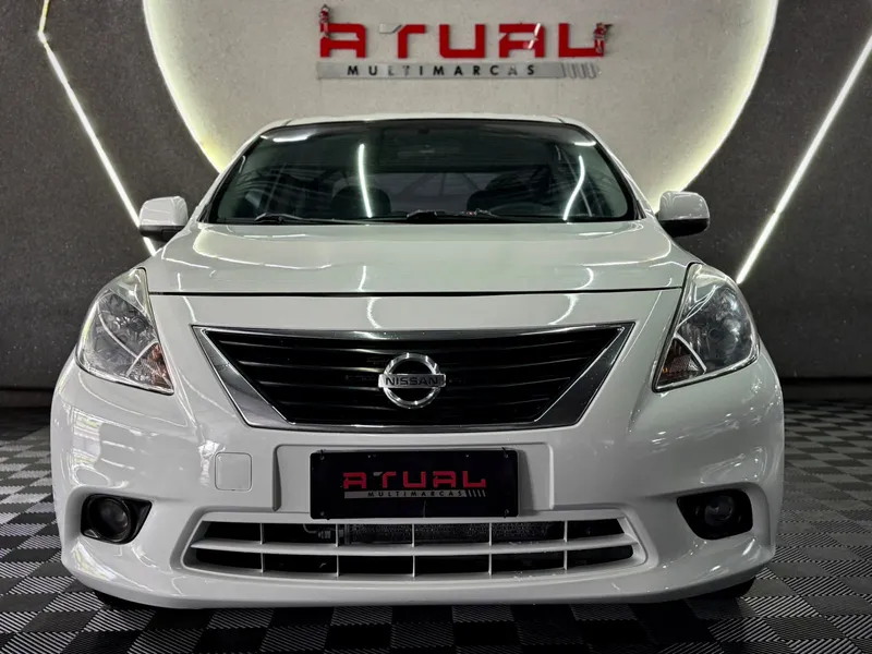 Nissan Versa Branco