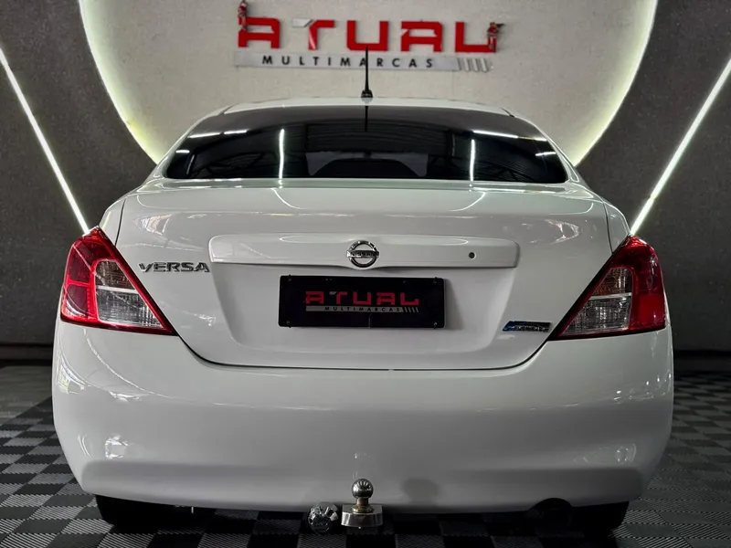 Nissan Versa Branco