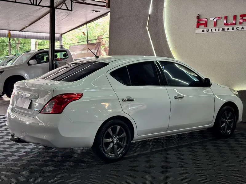 Nissan Versa Branco