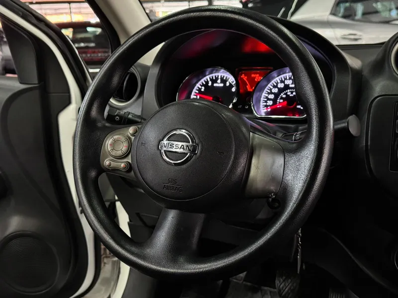 Nissan Versa Branco