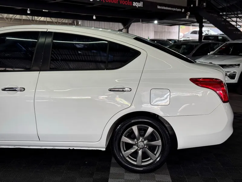Nissan Versa Branco