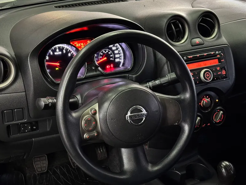 Nissan Versa Branco
