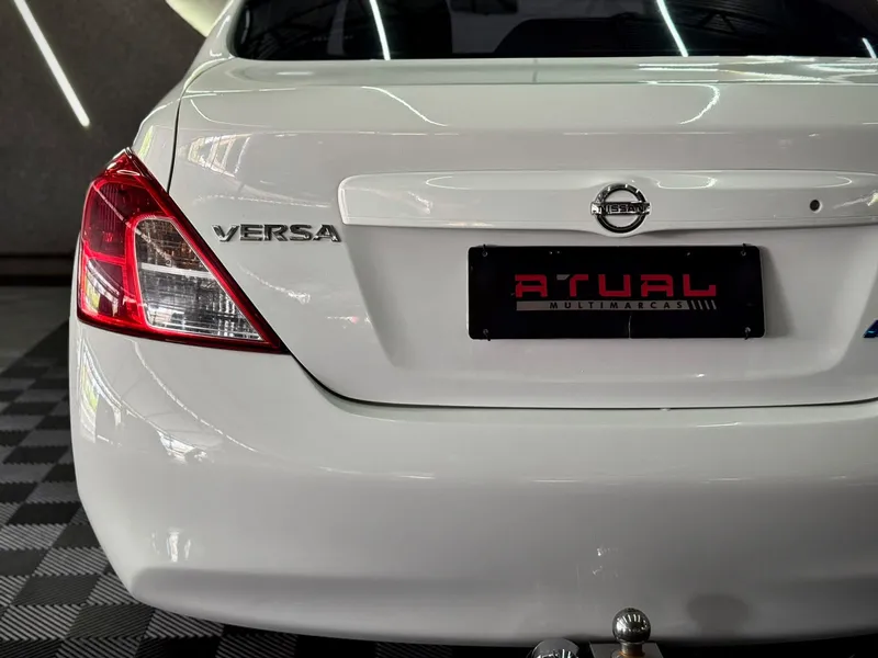 Nissan Versa Branco