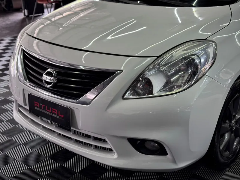 Nissan Versa Branco