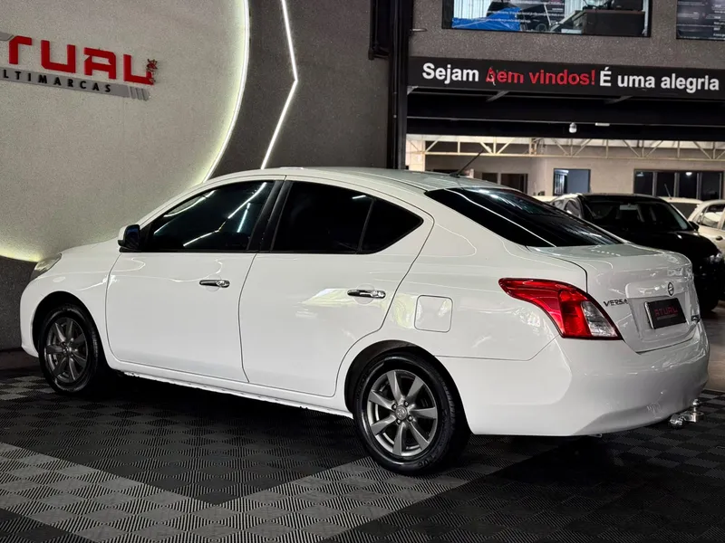 Nissan Versa Branco
