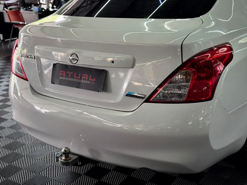 Nissan Versa Branco