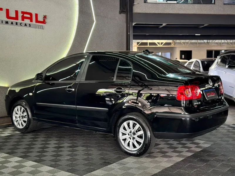 Volkswagen Polo Sedan Preto