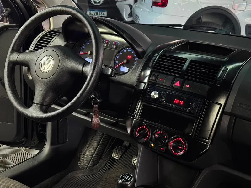 Volkswagen Polo Sedan Preto