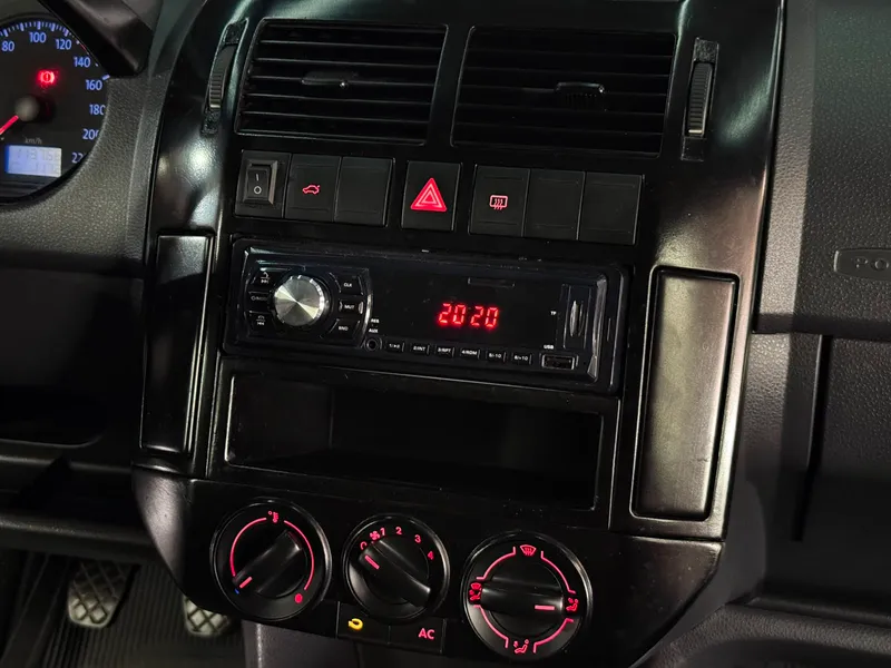 Volkswagen Polo Sedan Preto