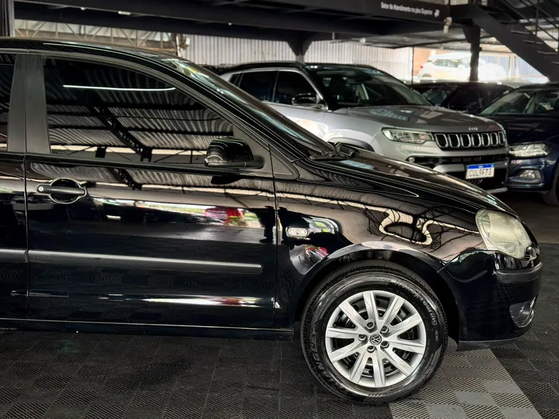 Volkswagen Polo Sedan Preto