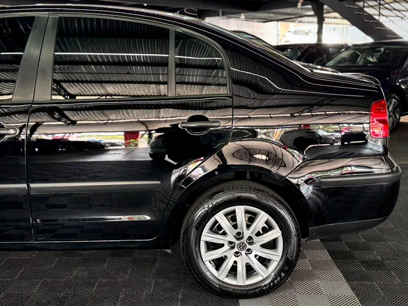 Volkswagen Polo Sedan Preto