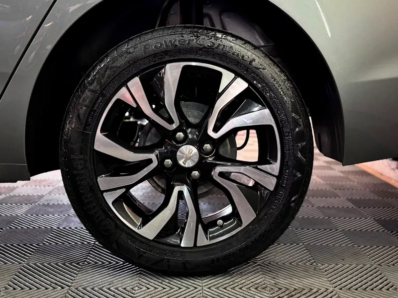 Chevrolet Onix Sedan Prata
