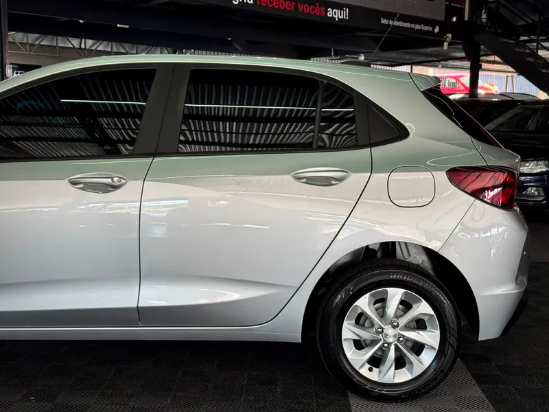 Chevrolet Onix Prata