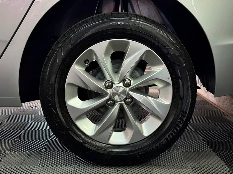 Chevrolet Onix Prata
