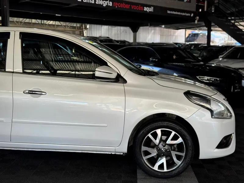 Nissan Versa Branco