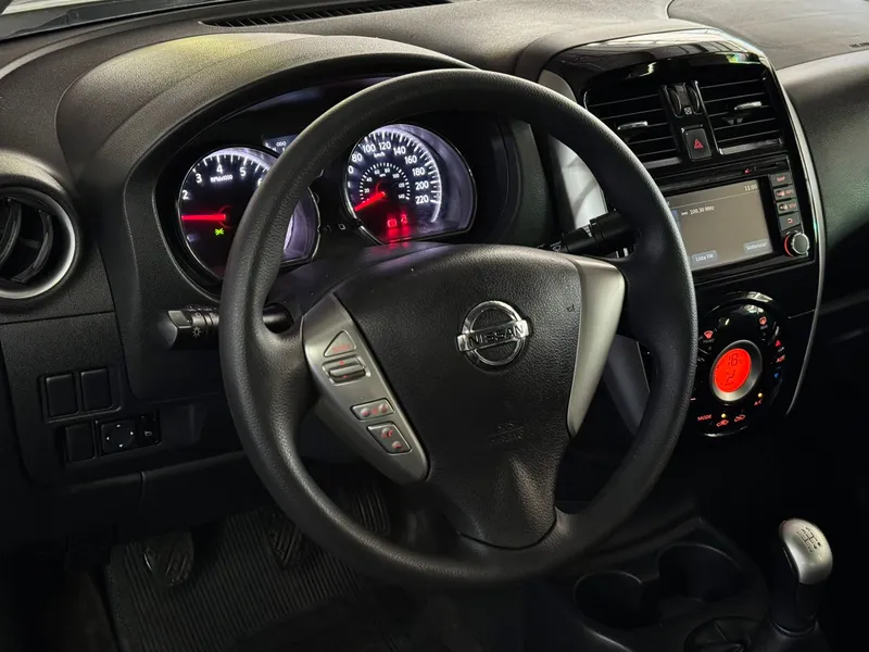 Nissan Versa Branco