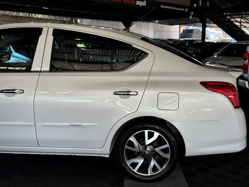 Nissan Versa Branco