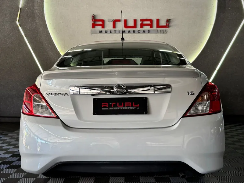 Nissan Versa Branco