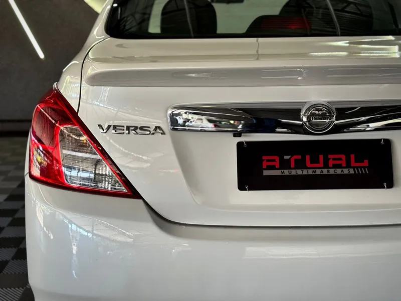 Nissan Versa Branco