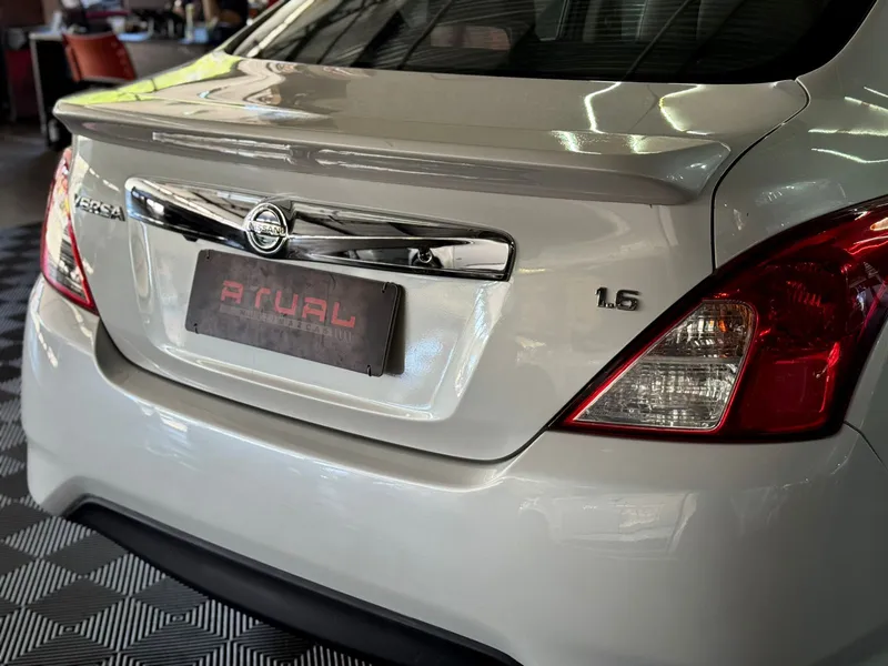 Nissan Versa Branco