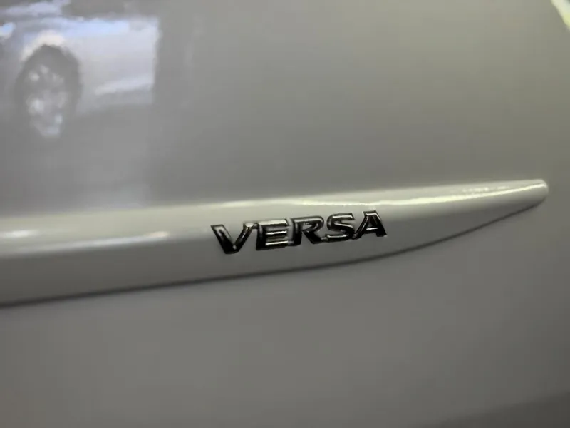 Nissan Versa Branco
