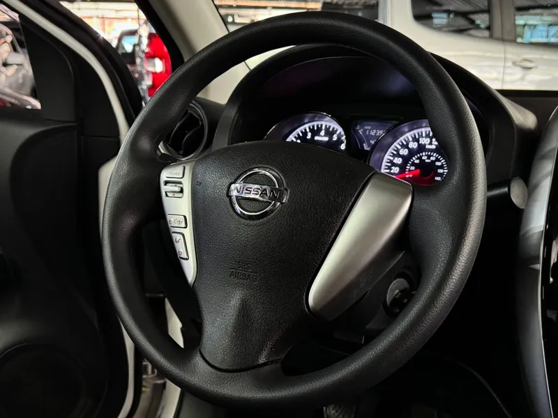 Nissan Versa Branco