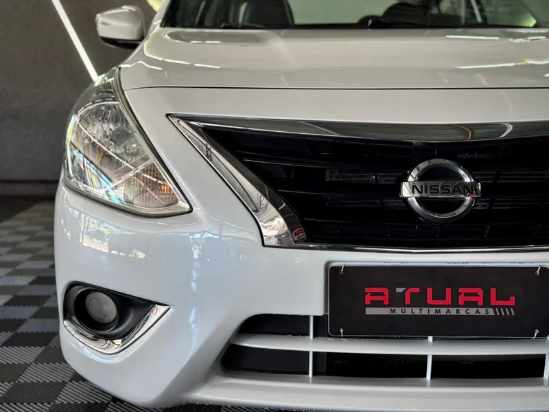 Nissan Versa Branco