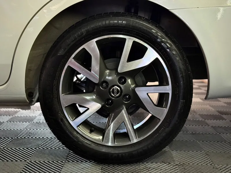 Nissan Versa Branco