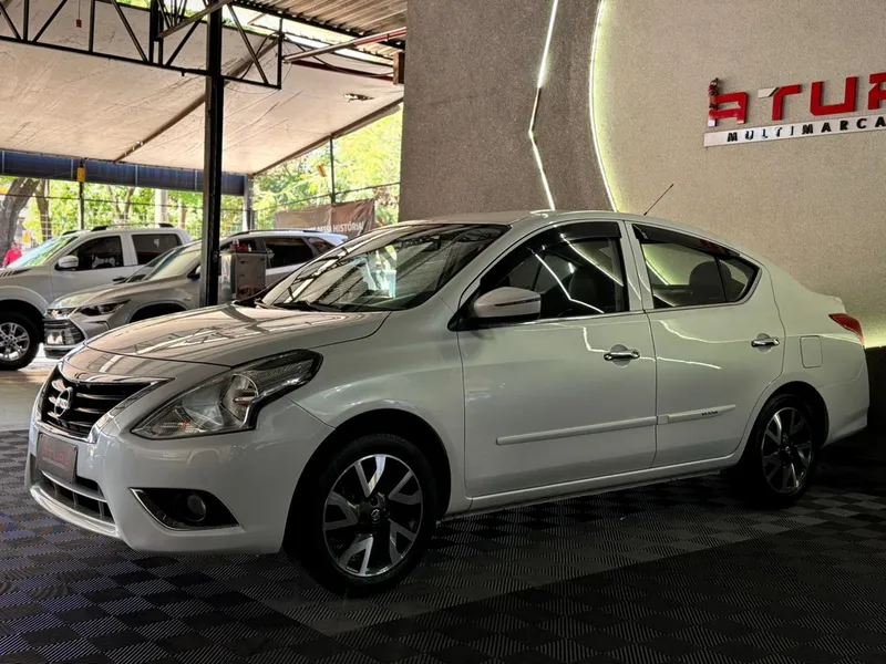 Nissan Versa Branco