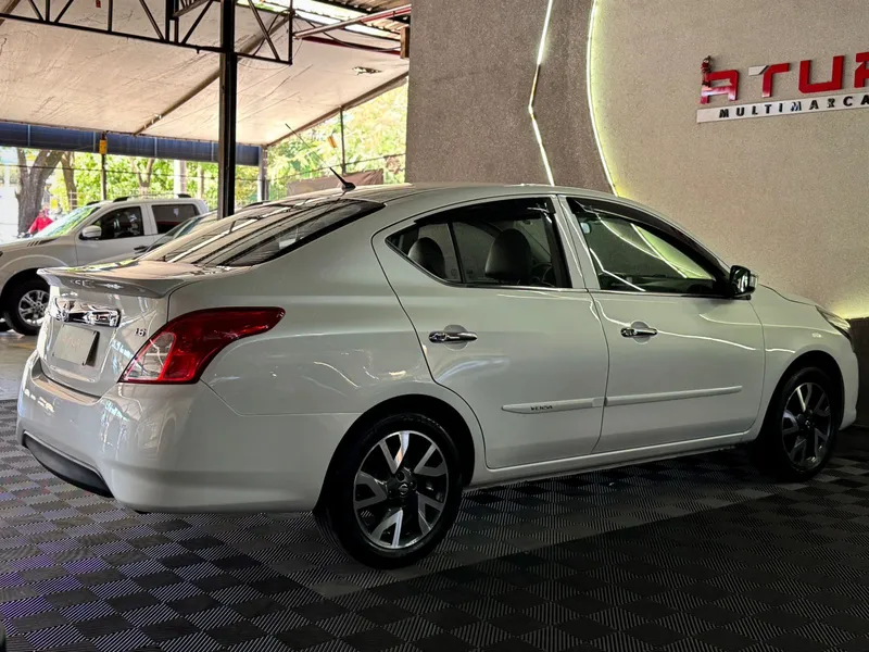 Nissan Versa Branco