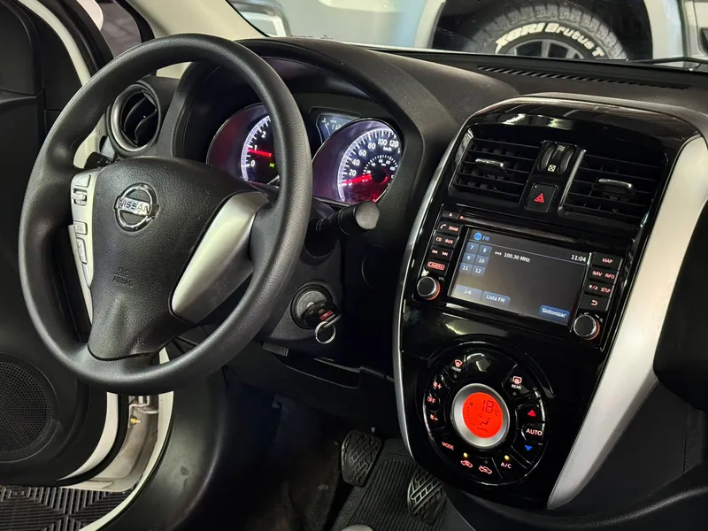 Nissan Versa Branco