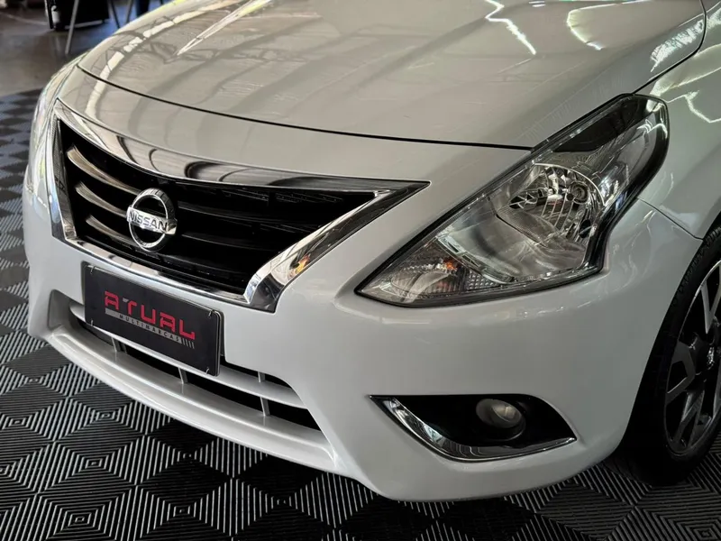 Nissan Versa Branco