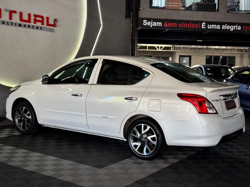 Nissan Versa Branco