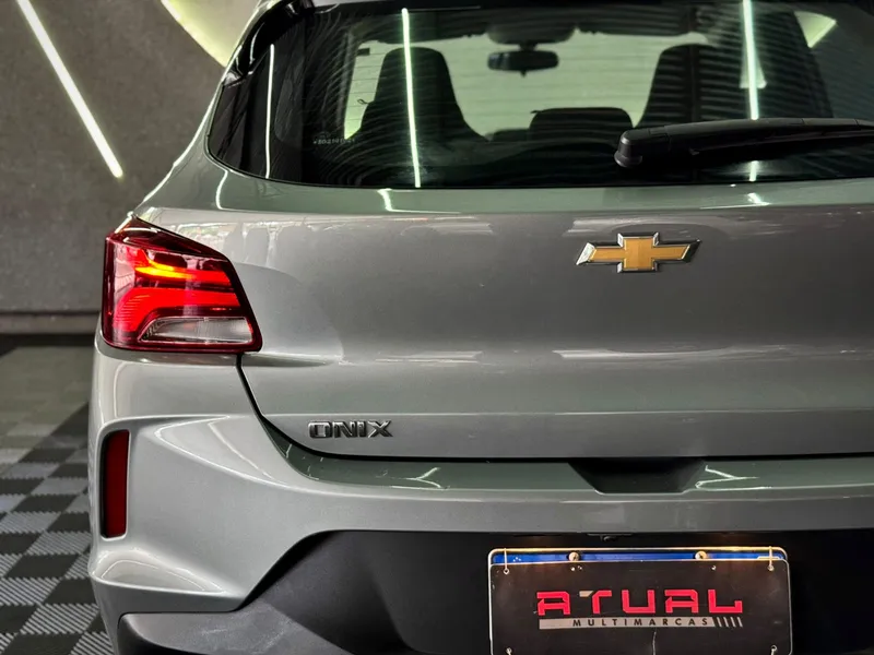 Chevrolet Onix Prata