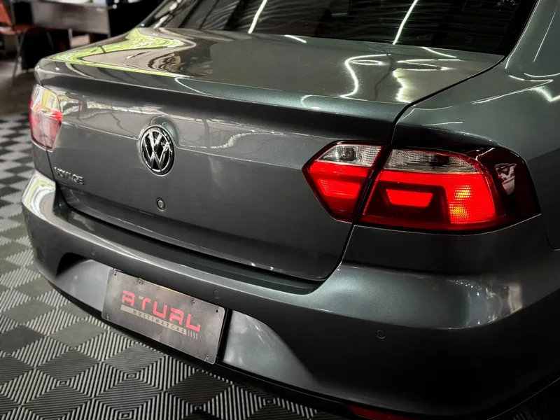 Volkswagen Voyage Cinza
