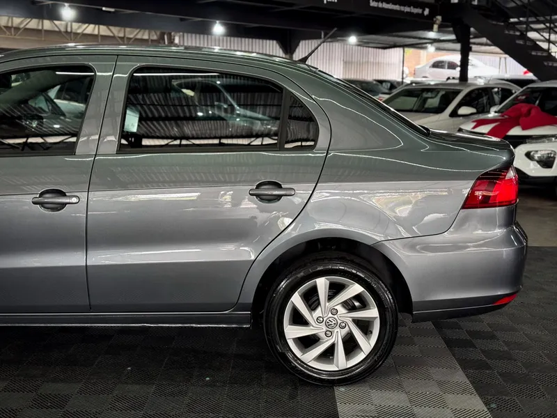 Volkswagen Voyage Cinza