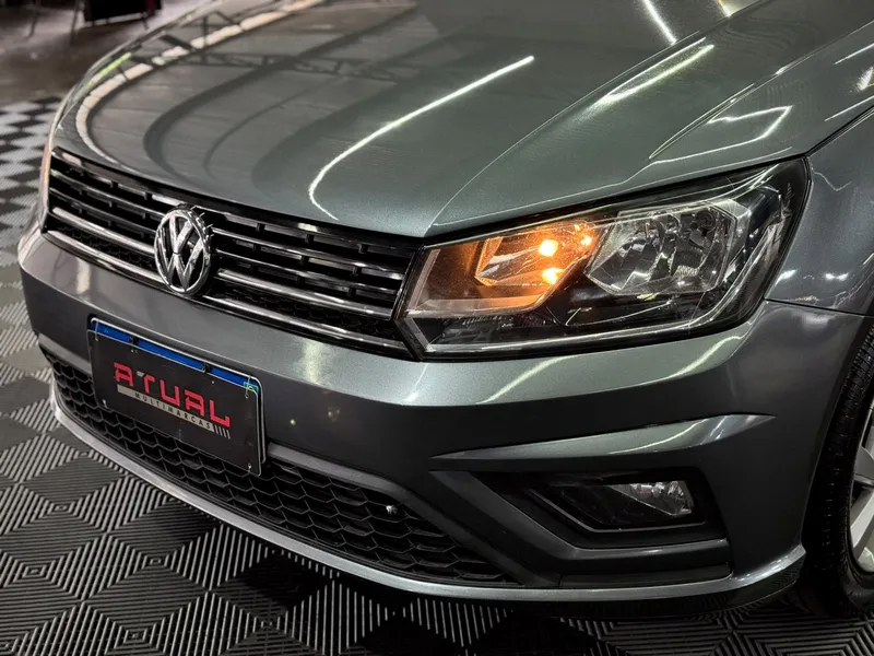 Volkswagen Voyage Cinza
