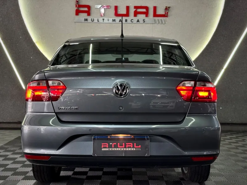 Volkswagen Voyage Cinza