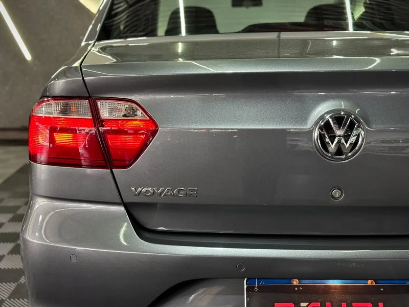 Volkswagen Voyage Cinza