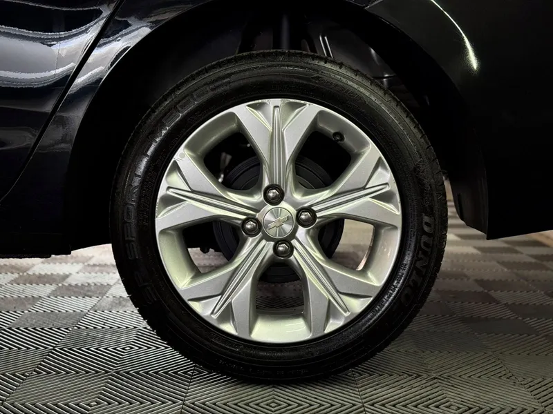 Chevrolet Onix Sedan Preto