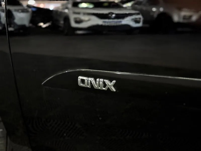 Chevrolet Onix Sedan Preto