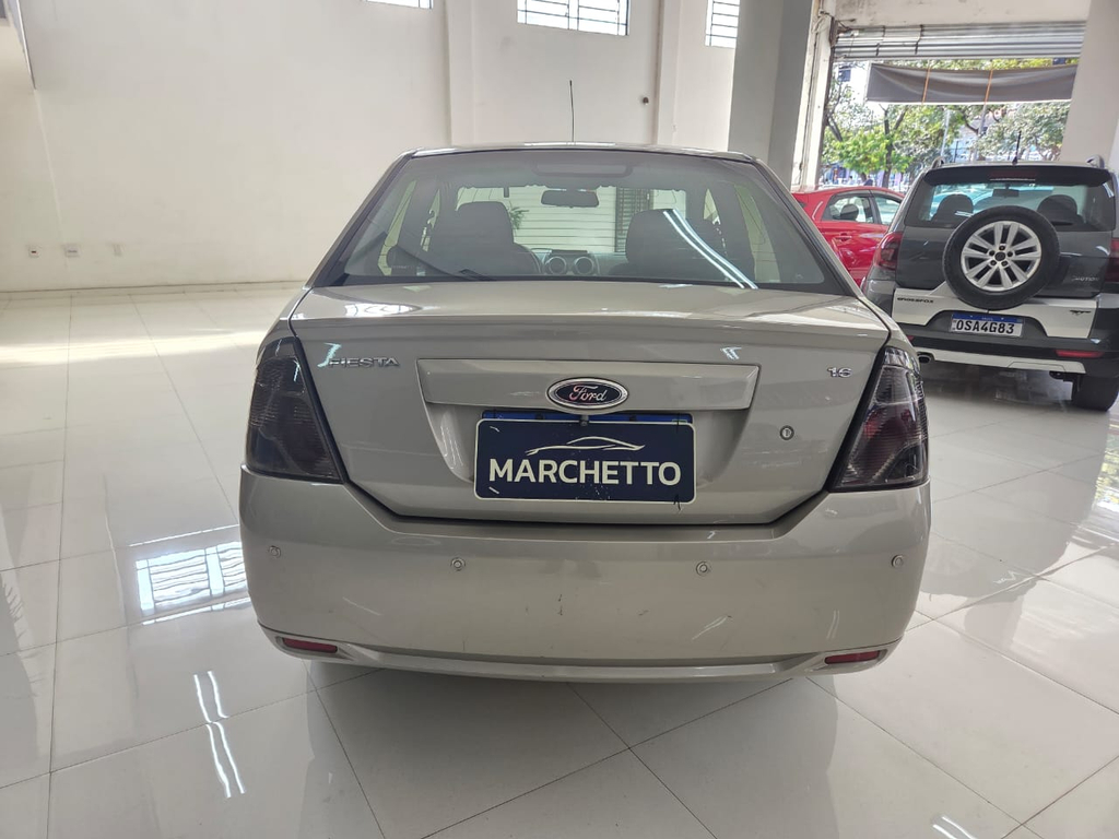Ford Fiesta Sedan Prata