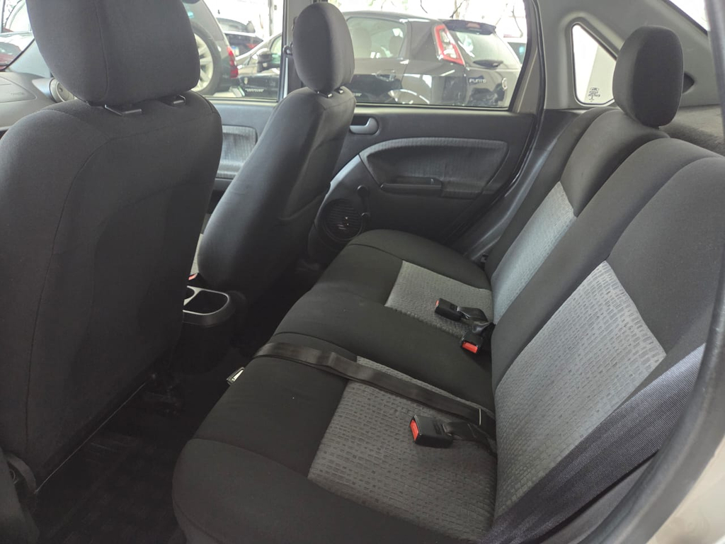 Ford Fiesta Sedan Prata