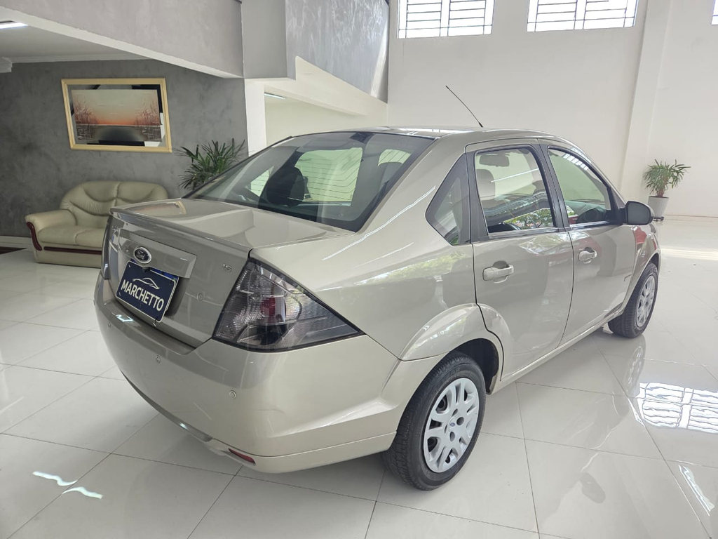 Ford Fiesta Sedan Prata
