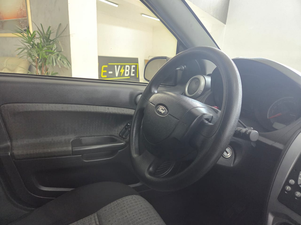 Ford Fiesta Sedan Prata