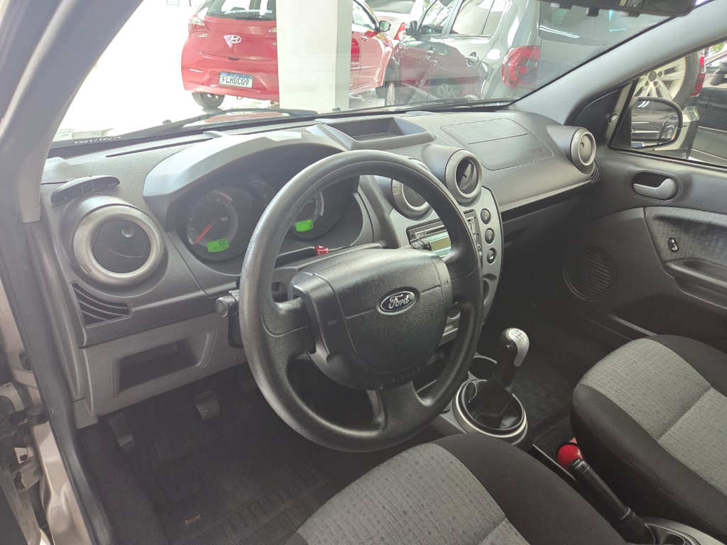 Ford Fiesta Sedan Prata